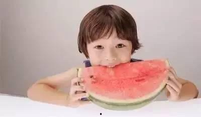 最近回族女孩吃瓜,回族女孩的甜蜜食趣