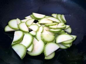 鱼吃茭瓜叶吗,茭瓜叶在鱼儿餐桌上的地位